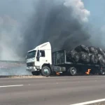 Gran incendio consumió la carga de un camión que transportaba pasturas