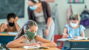 Escuelas privadas recurren al barbijo ante pico de enfermedades