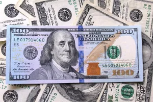 Devaluación: El dólar aumentó 14% en julio y cerró a $1.380