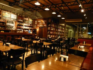 El consumo en bares y restaurantes cayó hasta el 30% menos en 2025