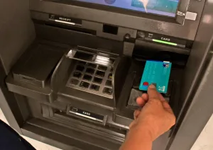 Olvidó su tarjeta en un cajero y notó una transferencia por más de $6 millones