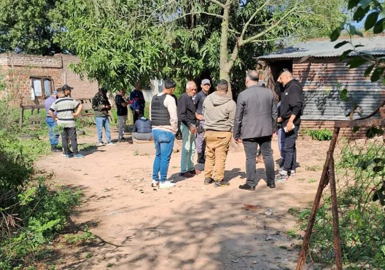Un hombre de 46 años perdió la vida este sábado tras ser apuñalado durante un violento episodio ocurrido en su domicilio de calle Francisco Solano al 1400, de la ciudad de Resistencia. La víctima fue identificada como Mario Orlando Mansilla, quien falleció producto de múltiples heridas de arma blanca.