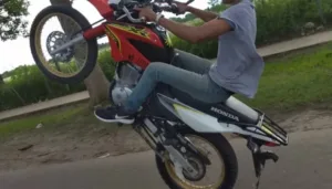 Un «delivery» hizo «willy» frente a la Policía y quedó detenido