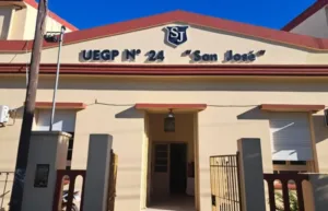 Prohibieron celulares en colegio de Castelli por casos de violencia digital