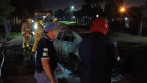 Un joven fue abordado por cuatro personas quienes le incendiaron su automóvil