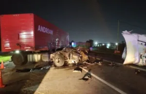 Choque entre dos camiones terminó con un conductor herido