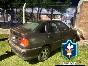 Perdió el control de su auto y chocó contra el muro de una escuela en Machagai
