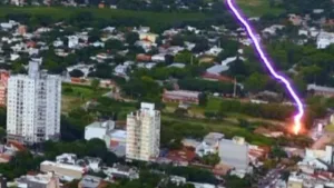 Cayó un rayo en el Hospital Pediátrico: el momento exacto en imágenes