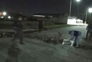 Unas 20 personas fueron desalojadas, tras cortar la calle y cobrar peaje
