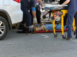 Una motociclista habría hecho una mala maniobra e impactó contra un auto estacionado