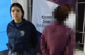 Pidió un Uber y cuando terminó el viaje, le robó dinero y celular a punta de pistola