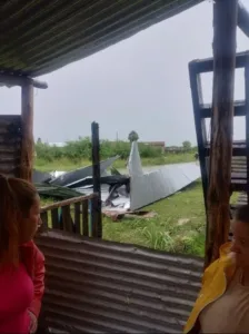 De madrugada, el viento arrancó el techo y se resguardaron bajo la cama