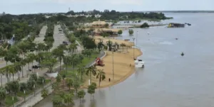 Hay dos desaparecidos tras el vuelco de una lancha con ocho tripulantes