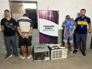 Robaron dos aires acondicionados de una escuela, intentaban venderlos y terminaron detenidos