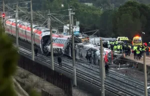 39 muertos y 150 heridos por descarrilamiento de 2 trenes en España